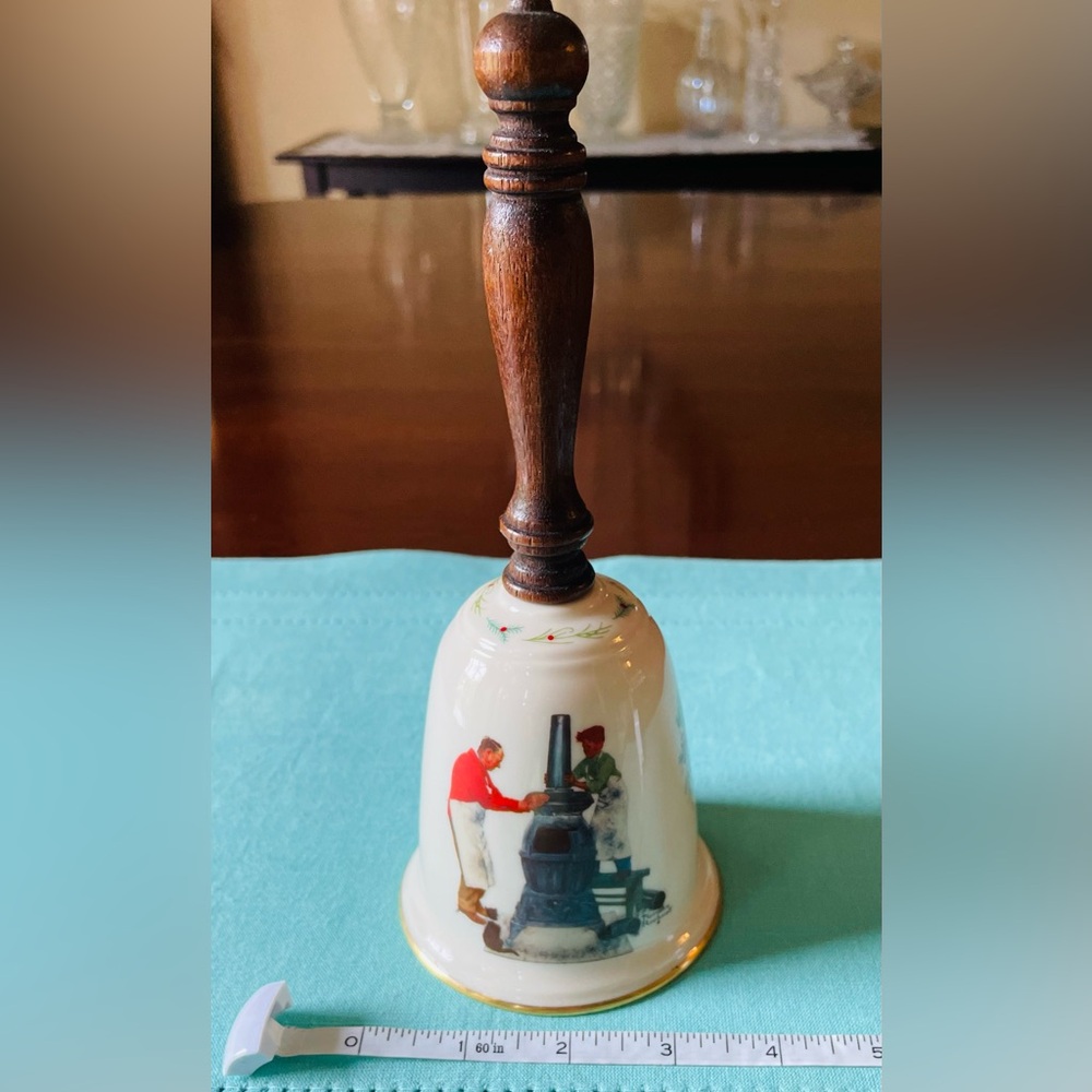 “Norman Rockwell by Gorham” 
Fine Bone China. Holiday Bell 1982.
EUC